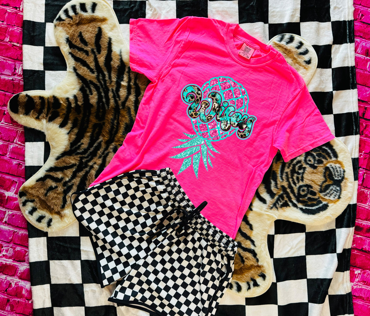 Wifey upside down pineapple COMFORT COLOR Graphic Shirt