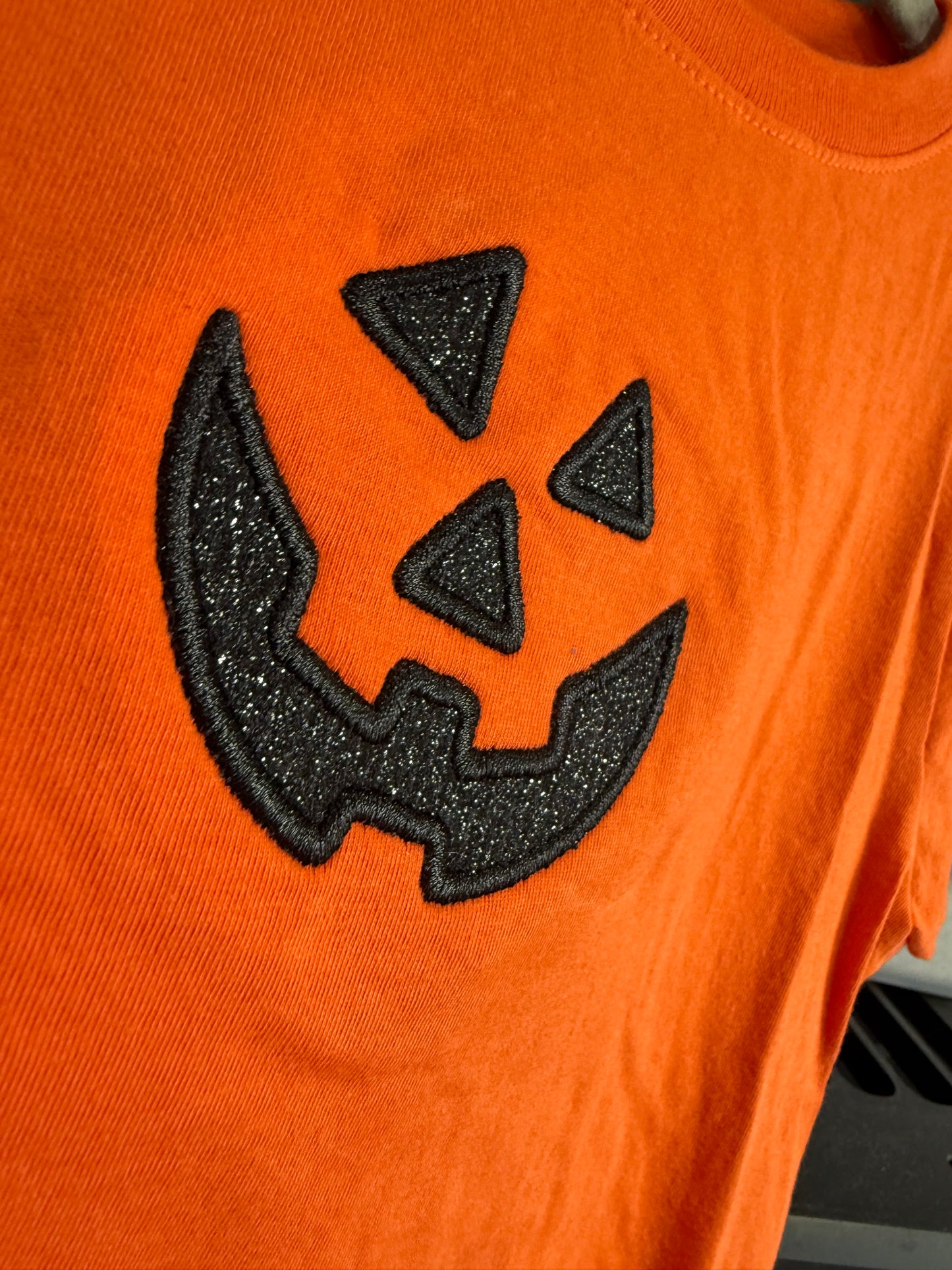 5/6 toddler Glitter jack-o’-lantern face embroidered tee AS-IS